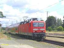 143941 f�hrt hier am Gleis 5 in Lutherstadt Wittenberg ein. Der Zug f�hrt als RB weiter nach Dessau.
