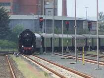 Der Sonderzug von N�rnberg nach Neuenmarkt-Wirsberg, gezogen von der 52 8195-1 der FME, bei der Einfahrt in den Bahnhof Weiden/Oberpfalz.
(Foto aufgenommen am 4.6.2006)
