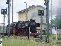 Der Sonderzug von N�rnberg nach Neuenmarkt-Wirsberg, gezogen von der 52 8195-1 der FME, im Bahnhof Pressath.
(Foto aufgenommen am 4.6.2006)