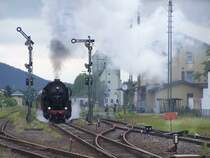 Der Sonderzug von N�rnberg nach Neuenmarkt-Wirsberg, gezogen von der 52 8195-1 der FME, bei der Ausfahrt aus dem Bahnhof Pressath.
(Foto aufgenommen am 4.6.2006)