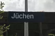 Bahnhofsschild sammt L�rmschutzwand im Hintergrund. Hinter der Wand f�hrt die A 46 entlang und nun stellt sich die Frage, sch�tze die Mauer die Bahn vor dem L�rm der Autos, Lastwagen und Reisebusse.....denn sie ist ihnen gegen�ber ja immer noch im Hintertreffen....oder sch�tzt sie den Stra�enverkehr gegen den Bahnl�rm....ein Schelm wer da b�ses denkt......sie sch�tze den anliegenden Ort vor der Autobahn...22.4.2012