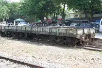 บ.ข.น.39 (บ.ข.น. =B.F.H./Bogie Heavy Flat Wagon, Fuji Car Mfg.Co.Ltd. - Osaka-Japan, Bauj. 1954) am 13.März 2012 im Bf. Lopburi.

