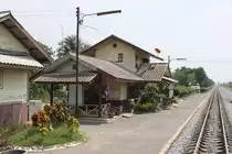 Aufnahmsgeb�ude des Bf. Tha Khae, Blickrichtung Bangkok, am 13.M�rz 2012.