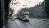 Wien Wiener Stadtwerke-Verkhrsbetriebe (WVB) SL 60 (E1 4528 (Bombardier-Rotax 1973)) XIII, Hietzing, Speising, Speisinger Straße / Leitenwaldplatz am 2. November 1975. - Scan eines Diapositivs. Kamera: Minolta SRT-101.