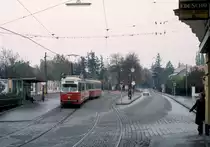 Wien Wiener Stadtwerke-Verkehrsbetriebe (WVB) SL 60 (E1 4529 (Bombardier-Rotax, vormals Lohnerwerke 1973)) XXIII, Liesing, Mauer, Dreiständegasse / Maurer Lange Gasse am 2. November 1975. - Scan eines Diapositivs. Kamera: Minolta SRT-101.