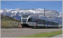 Und schon kommt mir 752-1 bei R�fis wieder entgegen auf dem Weg nach Sargans. Rechts hinten erkennt man die Kreuzberge und die Saxerl�cke. (26.04.2012)