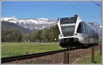 In der langgestreckten Kurve bei Weite kommen mir der 752-1 und der RTB Bus auf dem Weg nach Sargans entgegen. Im Hintergrund der verschneite Alpstein mit den Kreuzbergen. �brigens ist das die letzte Kurve vor Buchs SG und genau in der Falllinie des st�rmischen F�hns musste ich ab hier f�r die n�chsten 8km nicht mehr in die Pedalen meines Fahrrads treten, sondern wurde geschoben. (26.04.2012)