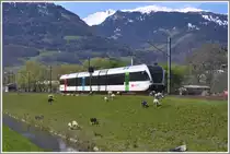 Um aus einem langweilig, weissen Thurbo GTW ein ansprechendes Bild zu machen, braucht es einen entsprechenden Rahmen, was bei der gegnw�rtigen F�hnlage im St.Galler Rheintal nicht schwer f�llt. Entlang des Binnenkanals bei Sargans rauscht der 752-1 Richtung Buchs SG. Im Hintergrund der Eingang zum Weisstannental mit dem Madchopf. (26.04.2012)