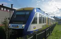 Dieser HEX-Tw ist nicht in einer Kleingartenanlage abgestellt, sondern f�hrt am 17.08.2006 aus Richtung Ilsemburg gerade in den Bf Wernigerode ein (Aufnahme vom Bahnsteigende).