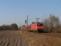 145 040-2 mit einem G�terzug zwischen Emden und Rheine bei Deverm�hlen (B� 296.6) am 23-3-2012.