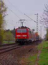 In Richtung Rheydt schiebt die 111 158-2 eine RE4 kurz hinterm Bahn�bergang Herrather Linde am Abend des 17.4.2012............