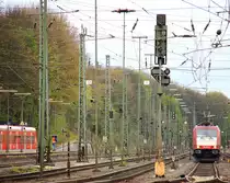 185 591-5 von Crossrail steht in Aachen-West mit einem Contaierzug und wartet auf die Abfahrt in Richtung K�ln bei Abendstimmung am 26.4.2012.