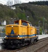 212 306-5 der DB Bahnbau Gruppe f�hrt am 27.04.2012 durch den Bf. Kirchen/Sieg in Richtung Siegen. Die V 100.20 wurde 1966 unter der Fabrik-Nr. 1000353 bei MaK gebaut und als V 100 2306 da die Deutsche Bundesbahn ausgeliefert, 1968 erfolgte die Umzeichnung in 212 306-5.