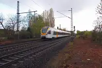 Wer schleicht denn da der S8 in Richtung Neuss hinterher? Es ist der ET 7.06 der Eurobahn....er hat vor wenigen Minuten M�nchengladbach Hbf verlassen und hier die Einfahrt des Bahnhofs Korschenbroich erreicht...22.4.2012