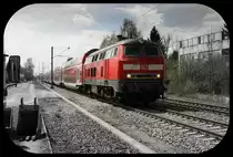 Vom 27.04.12 gibt es mal ein bearbeitetes Halbschattenbild. Diesmal fuhr mir die Sandwich-Traktion mit 218 437-2 + 8 Dosto-Doppelstockwagen + 218 444-8 in Poing Richtung M�hldorf vor die Linse.