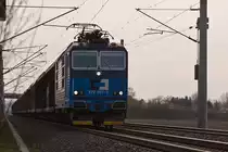 CD 372 007 mit einem G�terzug unterwegs in Richtung Riesa. (am 17.04.2012 bei Bornitz)