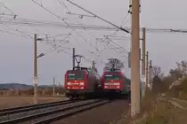 W�hrend 145 021 einen G�terzug in Richtung Oschatz zieht, schiebt 101 055 seinen IC in Richtung Riesa. (am 17.04.2012 bei Bornitz)