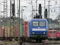 Die 145-CL 202 mit einen Containerzug am Haken, bei der Ausfahrt aus Aachen West
am 26 April 2012.Wer weiss wohin die Reise geht.