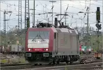 Auf den Weg ins richtige Gleis begibt sich die 185 591-5 der Crossrail am Abend
in Aachen West. Aufnahme vom 26.April 2012.