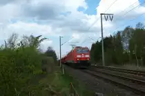 Die 185 081-7 war am 27.04.2012 mit einem Autozug nach Osnabr�ck unterwegs, hier bei Veenhusen.