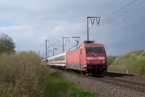 Am IC 2332 (Norddeich Mole - K�ln Hbf) hing am 27.04.2012 die 101 143-6, hier bei Veenhusen.