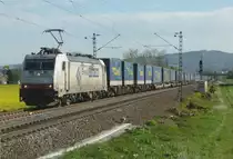 185 581-6 (Ewals Cargo) von Crossrail) ist mit einen LKW Walter KLV am 27.04.2012 bei L�tzelsachsen
