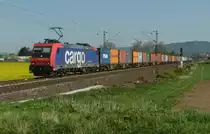 Re 482 048-6 von BoxXpress ist mit einem Containerzug am 27.04.2012 bei L�tzelsachsen