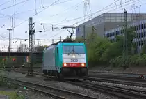 Die Cobra 2820 kommt als Lokzug Belgien und f�hrt in Aachen-West ein in der Abendstimmung am 27.4.2012.