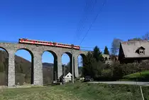 Ein Triebwagen der Reihe 854 auf dem Viadukt bei Novina, Strecke 086, 27.04.2012.