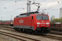 189 055-7 musste ausr�cken und bespannte wenig sp�ter den DB-Schenker Zug von Rostock-Seehafen nach Basel,bei der Durchfahrt in Rostock-Rostock-Toitenwinkel.27.04.2012
