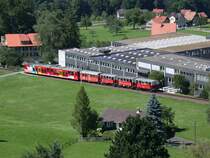 BDeh 3/6 Nr 25 mit Velowagen und drei der offenen Aussichtswagen beim Einfahrsignal von Heiden. Fotografiert vom Kirchturm, im Vordergrund mein Elternhaus. (22.07.2001)