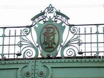 An der Unterf�hrung der Avenue Malaussena beim Bahnhof Nice-Ville prangt dieses Zeichen der ehemaligen Privatbahn Paris-Lyon-M�diterran�e. (08.10.2004)