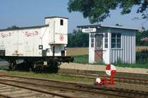So k�nnte es im Bahnhof Karlevi aussehen, h�tte man die �landsban nicht stillgelegt. Die Einwohner von Karlevi w�rden sich �ber einen vollen Waggon mit d�nischem Bier sicher freuen (Montage)