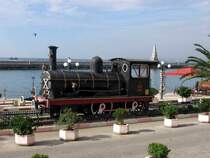 kleine Dampflok, aufgestellt vor dem Eingang zum Bahnhof Haydarpasha. Hier wird das Bild zu 99% von Einheimischen bestimmt. Allein die �berfahrt mit der F�hre ist schon ein Erlebnis f�r sich. 