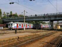 Ein Vorortzug f�hrt unter der Br�cke �ber die Gleisanlagen des Bahnhof Haydarpasha. 