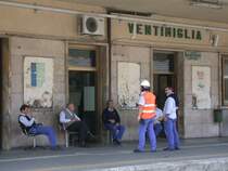 In Italien ticken die Uhren eben etwas anders als im n�rdlichen Europa. Da bleibt meistens noch Zeit f�r gemeinsame Pausen wie hier am Bahnsteig 1 in Ventimiglia. (08.10.2004)