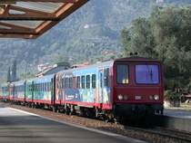 Der bunte Autorail der R�gion Provence Alpes-C�te-d`Azur trifft in Breil sur Roya ein. (04.10.2004)