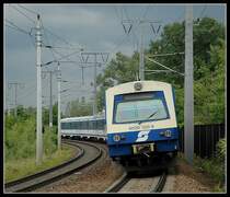 4020 120 mit Steuerwagen 6020 120 voraus als Regio S-Bahn von Wiener Neustadt kommend �ber Wien Floridsdorf nach Wien S�d-Ostseite bei der Durchfahrt der Haltestelle Lobau am 4.6.2006