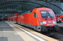 Hier 182 013-3 mit einem RE2 (RE37381) von Bad Kleinen nach Cottbus, bei der Ausfahrt am 30.4.2012 aus Berlin Hbf.