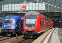 Hier links 5 370 010 mit EC44 von Warszawa Wschodnia nach Berlin Hbf. und rechts ein RE2 (RE37411) von Wittenberge nach Cottbus, diese beiden Z�ge begegneten sich am 30.4.2012 in Berlin Hbf. 