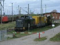 Von der Fussg�ngerbr�cke in Bergen/R�gen entstand die Aufnahme von der auf der Ladestra�e abgestellten LOCON-217.Aufnahme vom 06.Mai 2012.