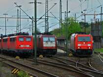 185 230-0 umf�hrt am 03.05.2012 die Abstellgruppe in Aachen West, auf denen noch 185 602-0 von Crossrail und 140 815-2 zu sehen sind.