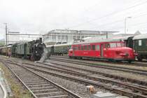 Stimmungsbild bei der Arbon Classics 2012 mit Dampflok E 3/3  Muni  und Roten Pfeil RBe 2/4 202.Leider fehlt die Sonne und der blaue Himmel.Arbon 05.05.12 

