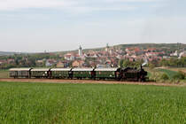 Saisoner�ffnung 2012 beim Reblausexpress. Sonderzug vor der Kulisse der Stadt Retz. [29.04.2012]