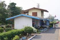 Aufnahmsgeb�ude des Bf. Dong Maku, Blickrichtung Chiang Mai, am 13.M�rz 2012. 

