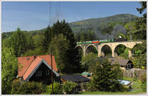 83-180 bei von Weiz nach Birkfeld am 29.4.2012 bei der Querung des Grub-Viadukt.