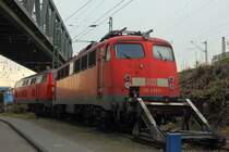 DB 110 435-5 und dahinter DB 218 360-6 in K�ln Deutz am 14.4.2012. (Durch den Zaun fotografiert)