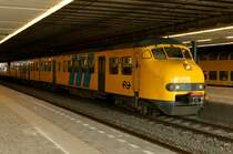 Doppel plan V (457/952) mit sprinter 9847 von Den Haag nach Utrecht, die plan V sind hier nicht mehr im einsatz und deswegen besonder, hier bei Ausfahrt von Den Haag am 30 04 2012.
RAW format/Bearbeitet mit Lightroom