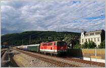 Die 2143 009 bespannte(mit dem 5047 001 am Zugschluss) am 6. Mai 2012 den Sonderzug von Wien FJB �ber Tulln nach Ernstbrunn, hier bei der Einfahrt in Klosterneuburg-Weidling. 