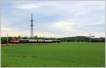2143 009  am 6. Mai 2012 bei der R�ckfahrt von Ernstbrunn nach Wien FJB beim Befahren der Stetteldorfer Schleife. Im Hintergrund ist Schloss Stetteldorf zu sehen.  